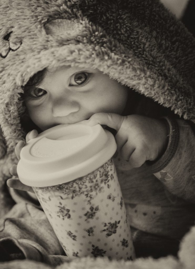 foto copii portret bebelus cu cana termoizolanta