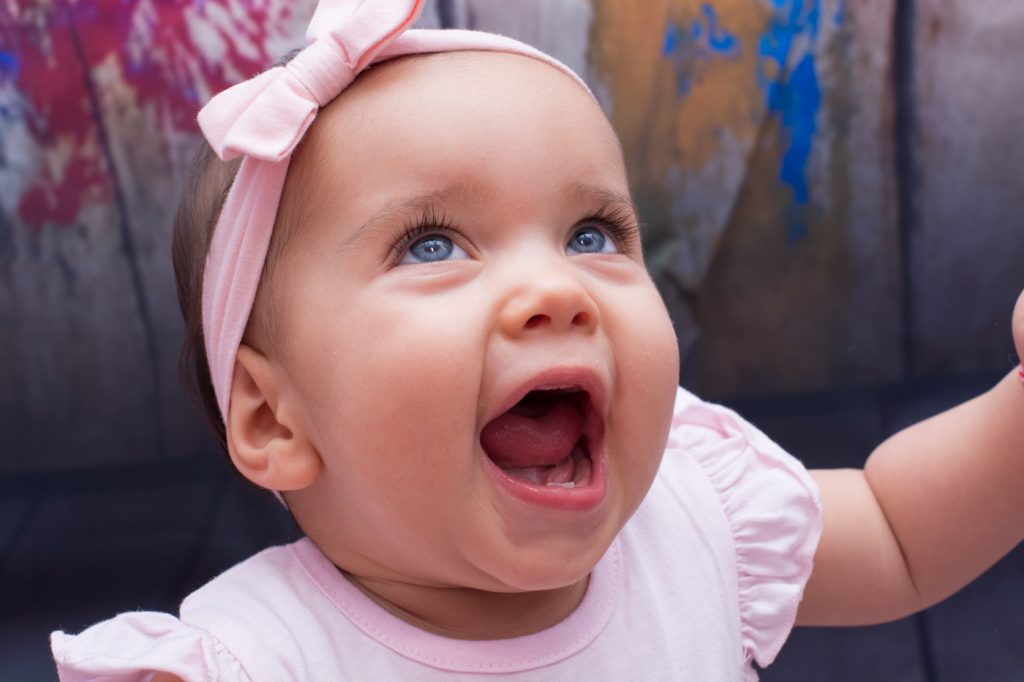 foto copii portret bebelus cu ochii albrastrii