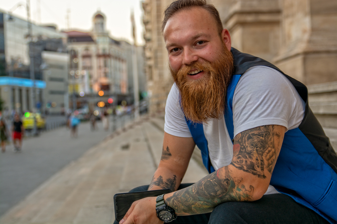 Portret de barbat cu barba si tatuaje pe mana