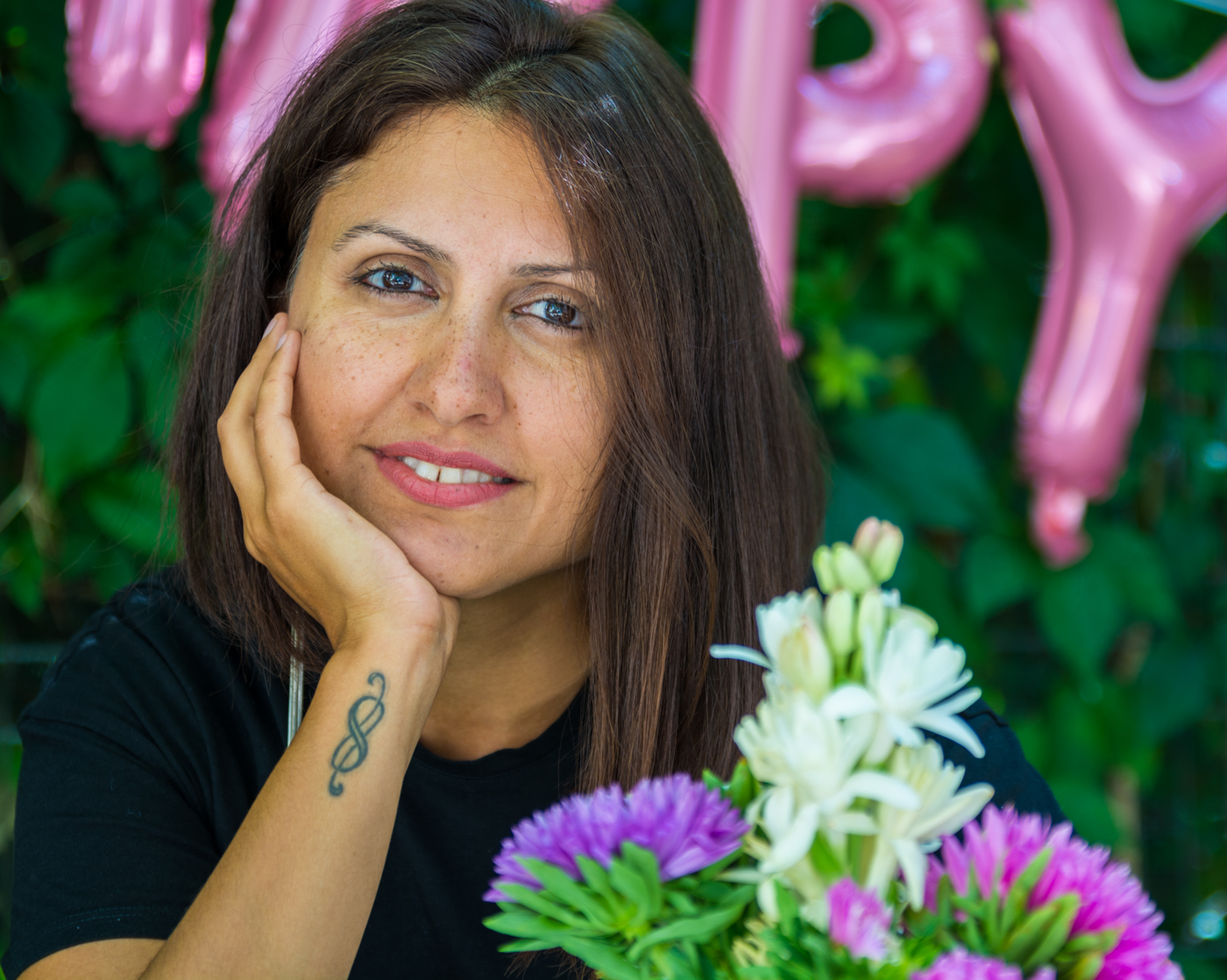 portret de femeie cu pistrui si cu tatuaj